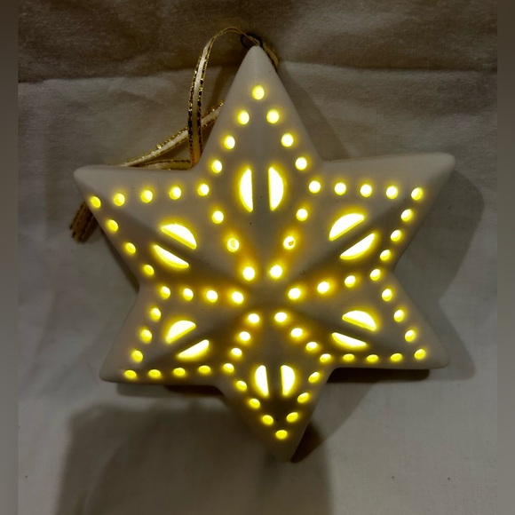 Boxed porcelain lighted star ornament. - Picture 3 of 3